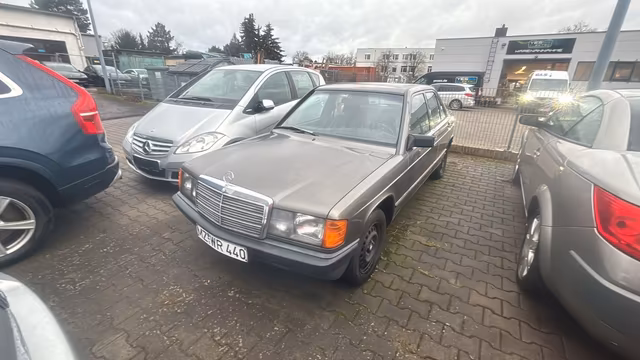 Mercedes-Benz 190 Schiebedach 3. Hand Historie - Ansicht 1 von 1. Gebrauchtwagen Detailaufnahme bei Autohaus Dörrschuck Mainz.