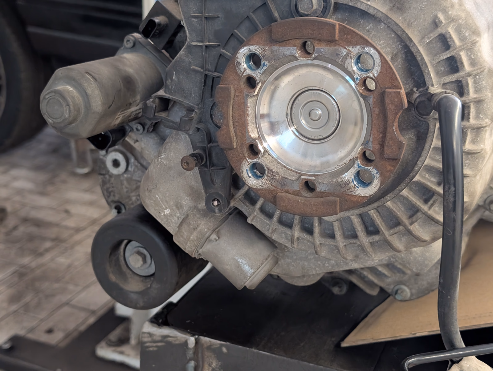 Detailansicht eines Fahrzeugbauteils während der Diagnose in der Meisterwerkstatt Dörrschuck