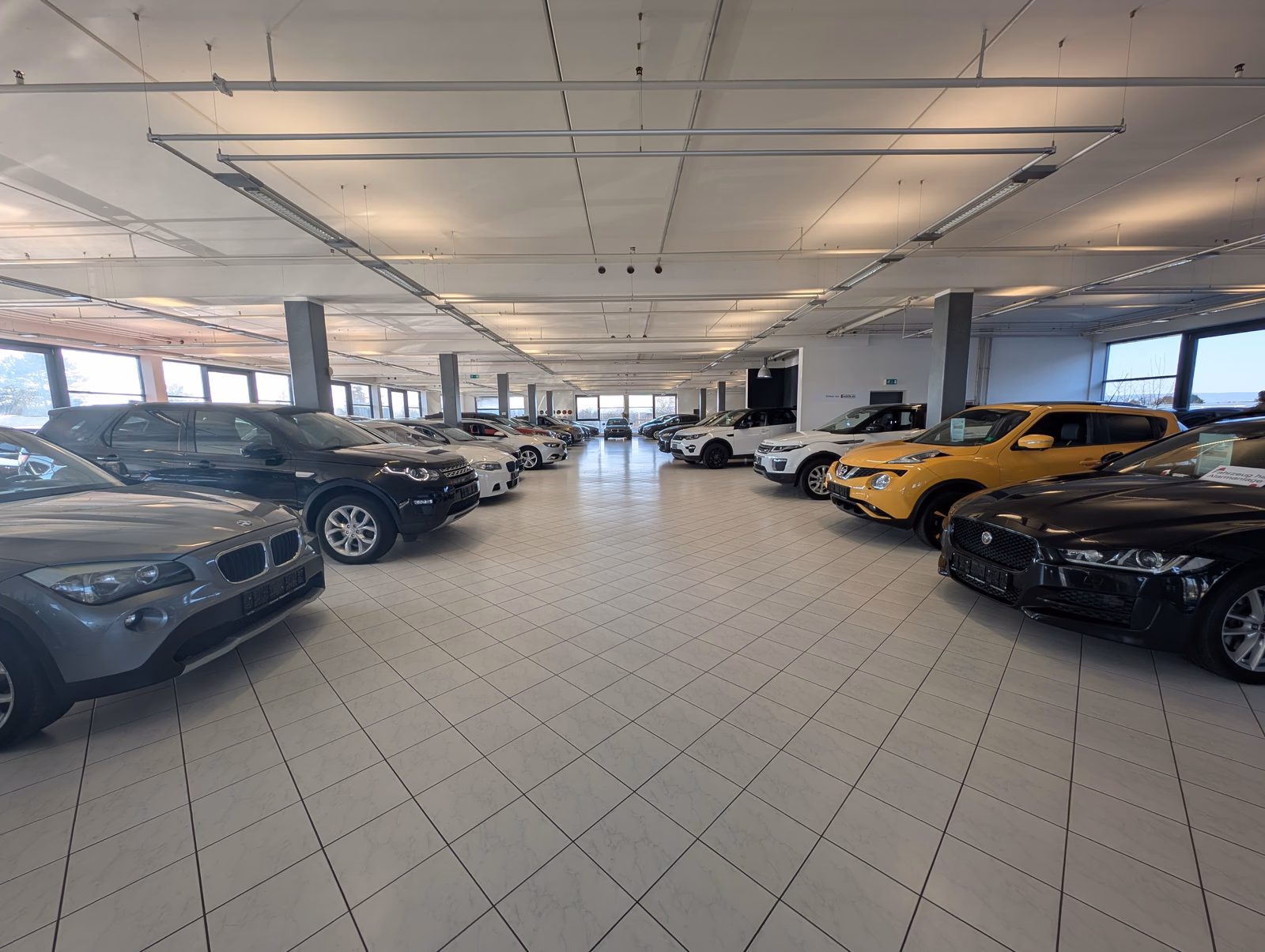 Gebrauchtwagen Ausstellung im ersten Obergeschoss bei Autohaus Dörrschuck Mainz