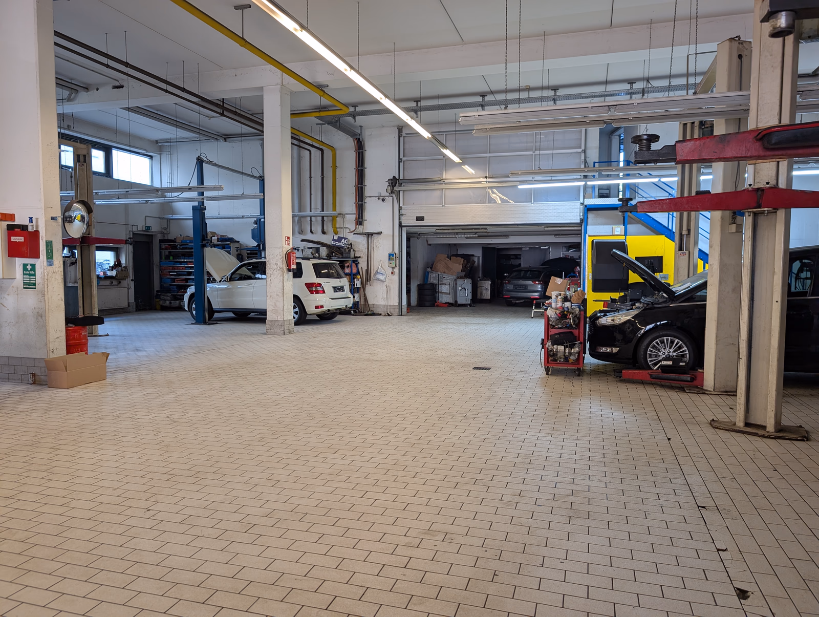 Weitwinkelansicht der aufgeräumten Werkstatthalle von Autohaus Dörrschuck in Mainz