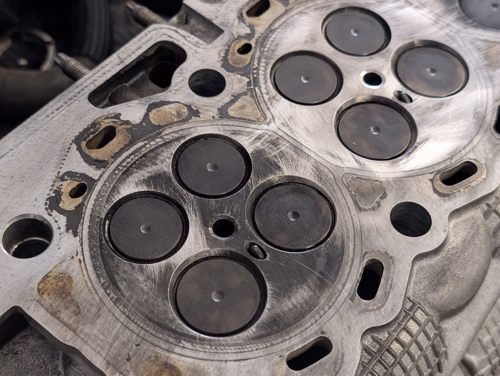 Geöffneter Zylinderkopf mit sichtbaren Ventilen bei einer Motorreparatur in der Meisterwerkstatt Dörrschuck