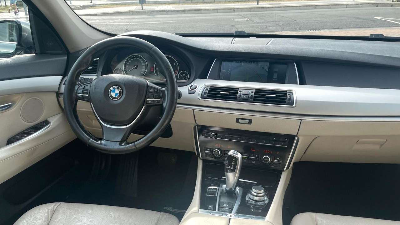 BMW 530  530d GT Service Neu | M-Front | PANO | RFK