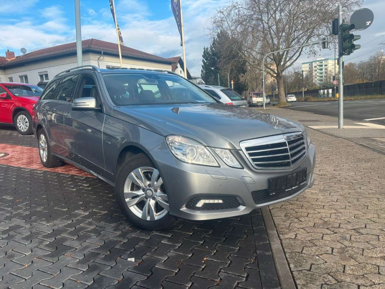 Mercedes-Benz E 200  E200T Automatik Bi-XenonNavi Finanzierung ab 99€