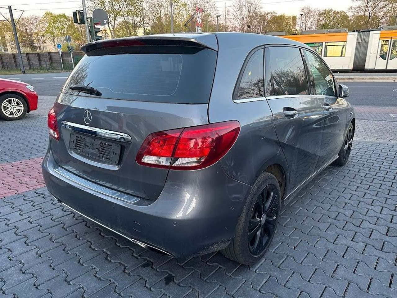 Mercedes-Benz B 180  d Automatik AMG schwarzer Dachhimmel PDC