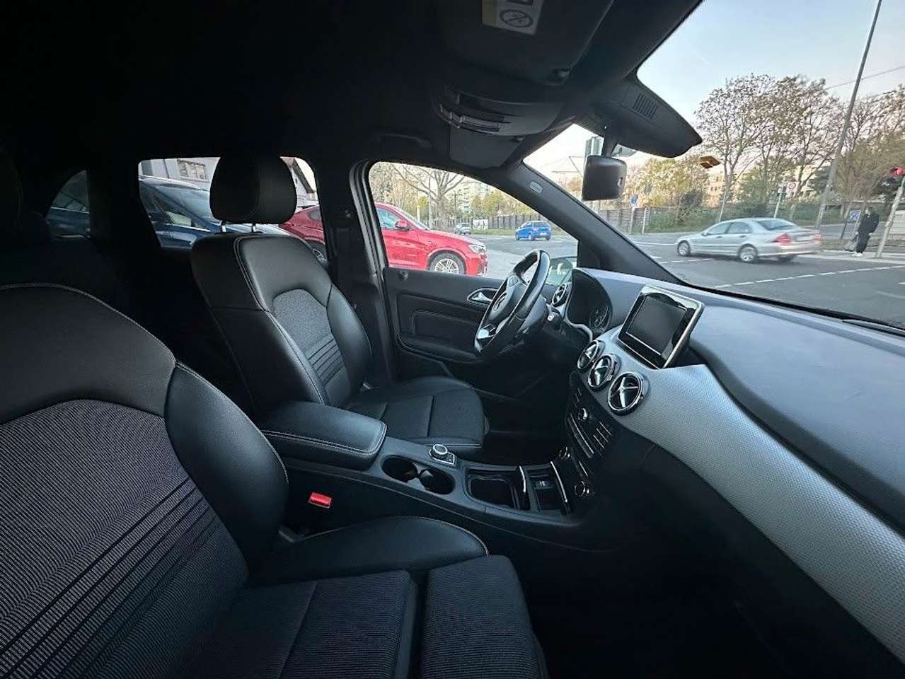 Mercedes-Benz B 180  d Automatik AMG schwarzer Dachhimmel PDC