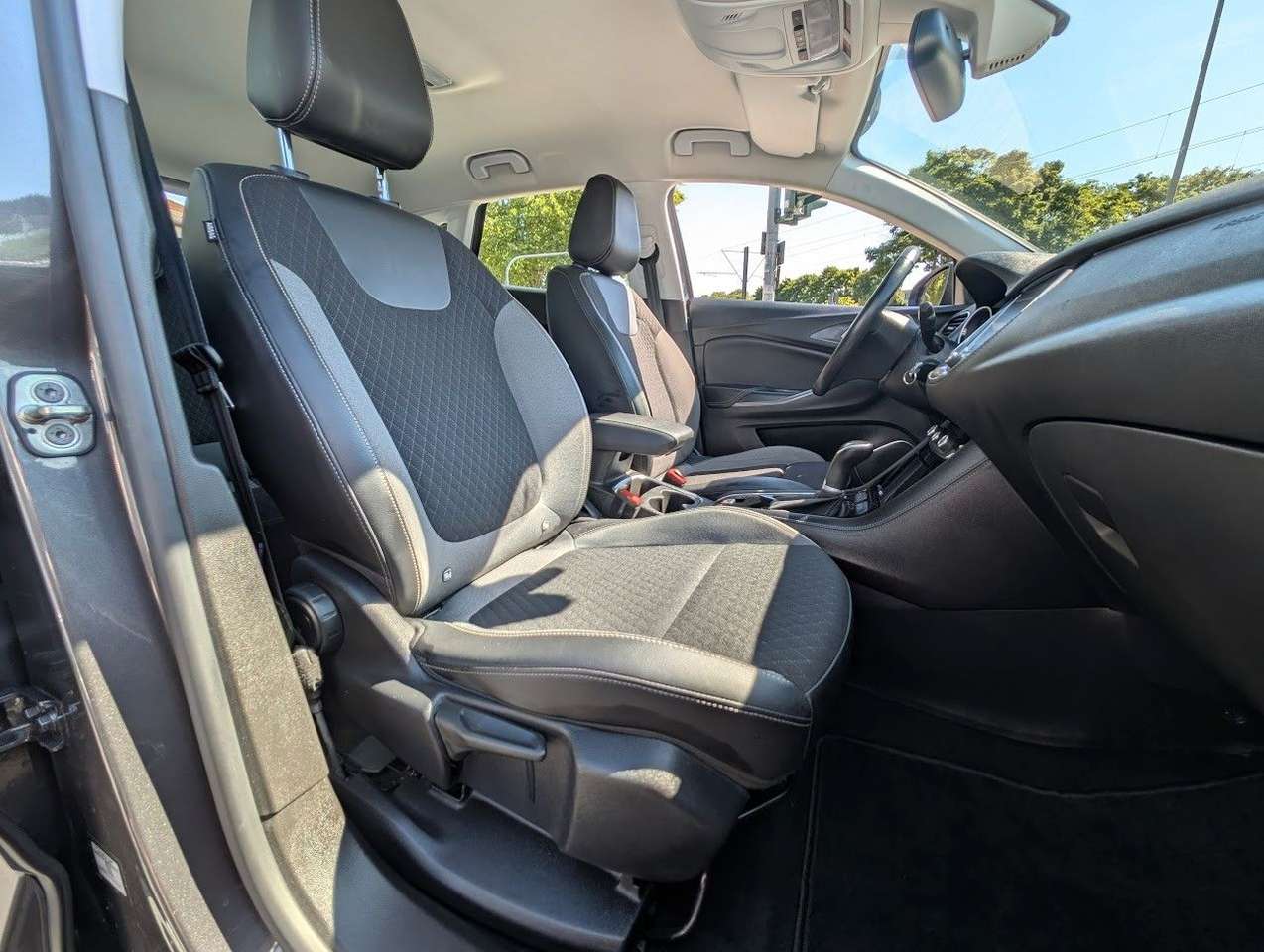 Opel Crossland X  Business Elegance. Navi. RFK. BT.