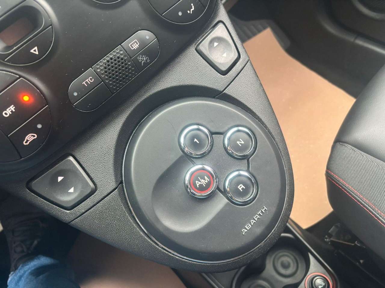 Abarth 595 Competizione  Rennsport. Cabrio. Schaltwippen