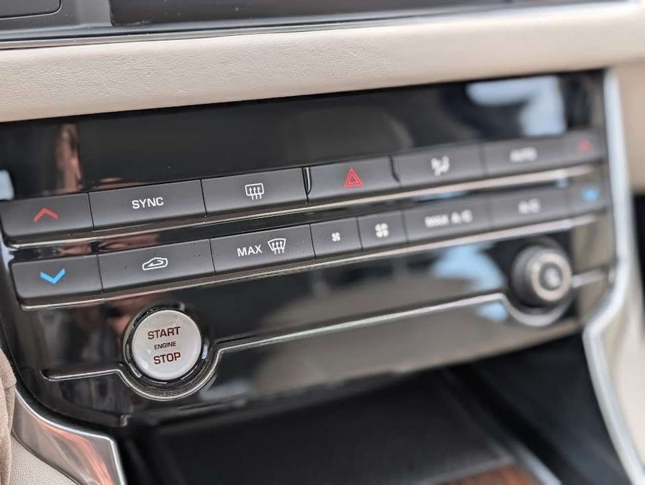 Jaguar XF  20d Portfolio 8G LED NAVI LEDER KAMERA ab199€