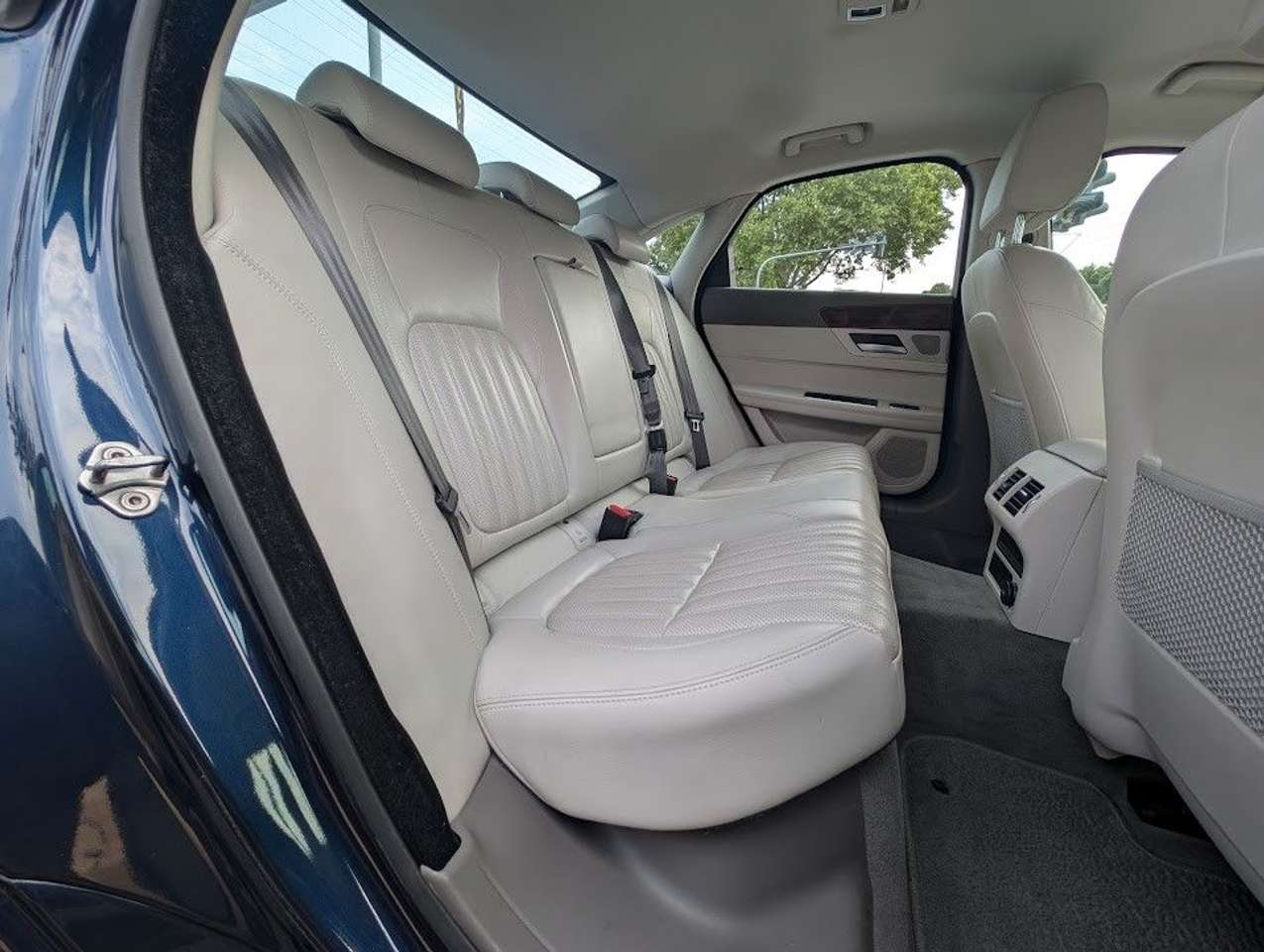 Jaguar XF  20d Portfolio 8G LED NAVI LEDER KAMERA ab199€