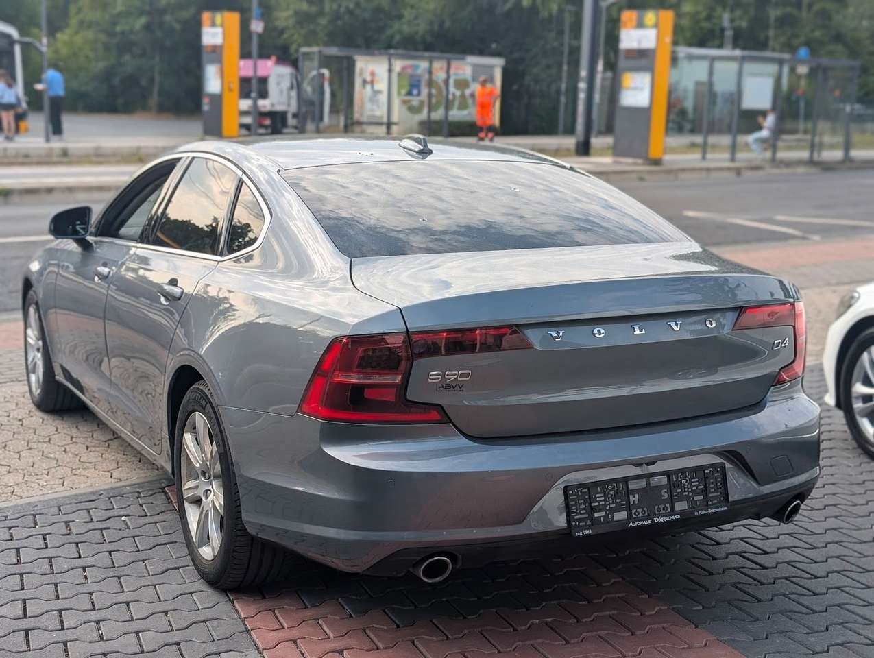 Volvo S90  2.0 D4 Momentum Automatik NAVI LEDER