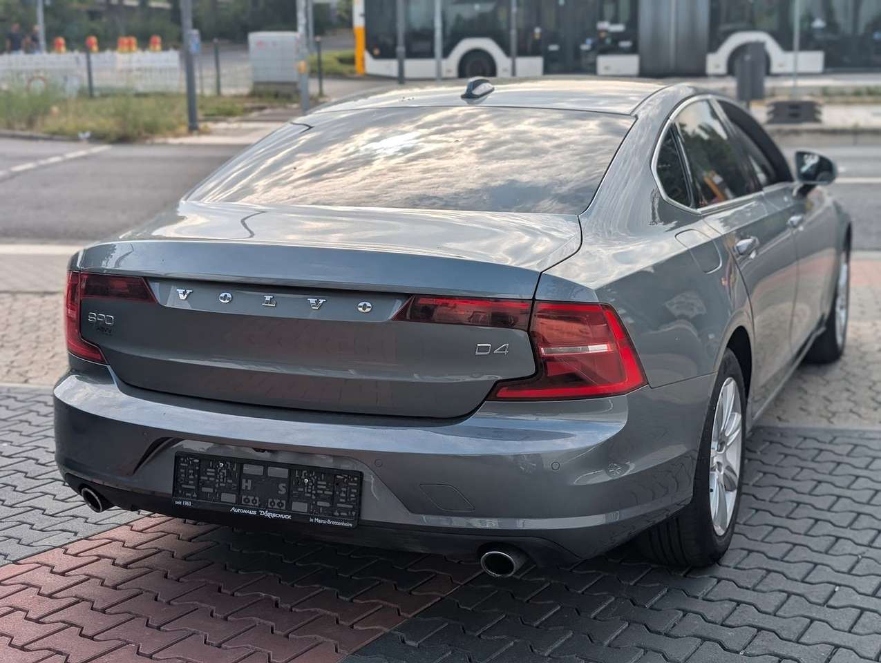 Volvo S90  2.0 D4 Momentum Automatik NAVI LEDER