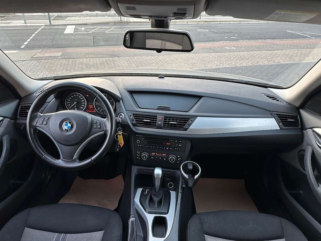 BMW X1  18d sDrive Automatik Becherhalter TÜV NEU