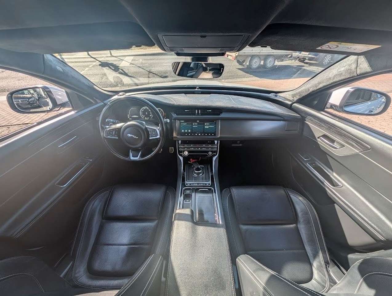 Jaguar XF  25d AWD SB R-SportBlackPackChequeredFlag